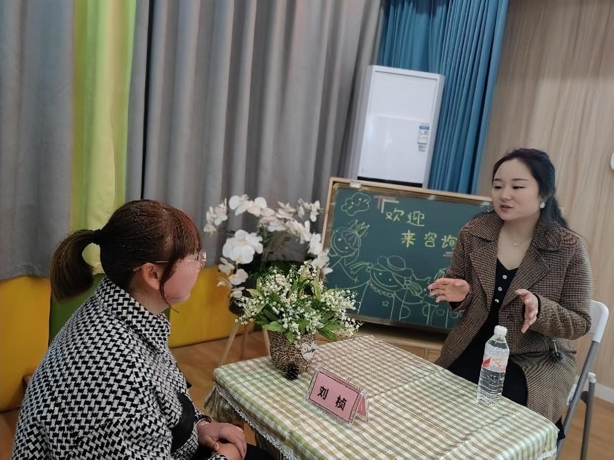 翠屏區(qū)家長學(xué)校走進(jìn)菜幼，點(diǎn)亮科學(xué)育兒之路——家庭教育公益講座與咨詢服務(wù)同步開展