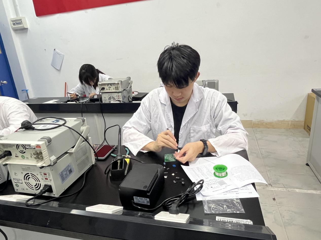 技能筑夢(mèng)，創(chuàng)新未來(lái) 康復(fù)保健系成功舉辦第十一屆學(xué)生職業(yè)技能大賽之智能電子產(chǎn)品設(shè)計(jì)與開發(fā)賽項(xiàng)